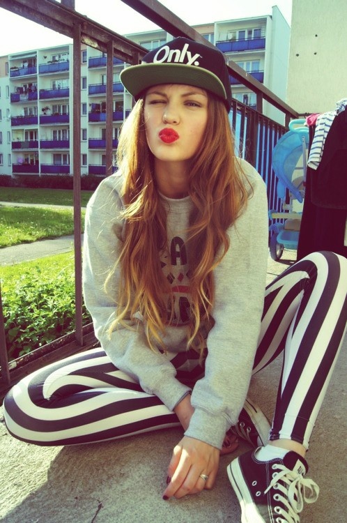 red-lips-sporty-chic
