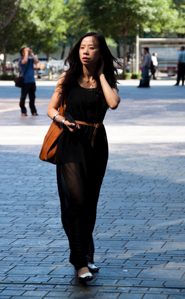 Uzun siyah-şeffaf-elbise-streetstyle
