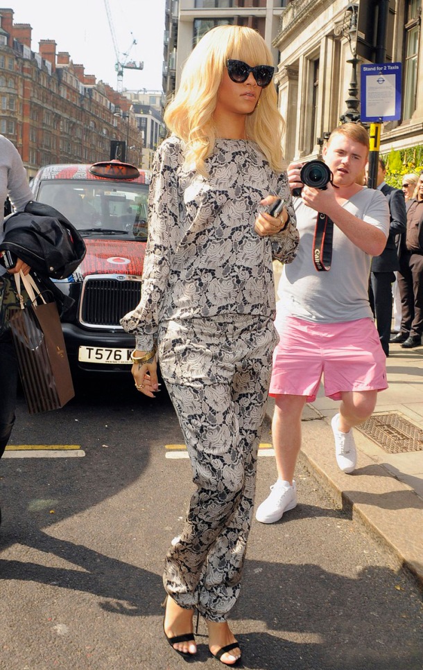 Şarkıcı Rihanna Londra'da bir otelde gelen görülmektedir